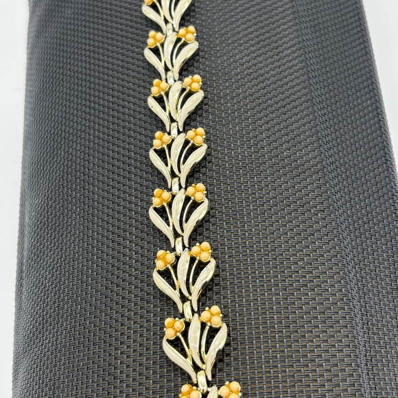 Vintage Coro Bracelet Gold Tone With Off-White Enamel Peach Colored Beads Marked - Picture 5 of 15
